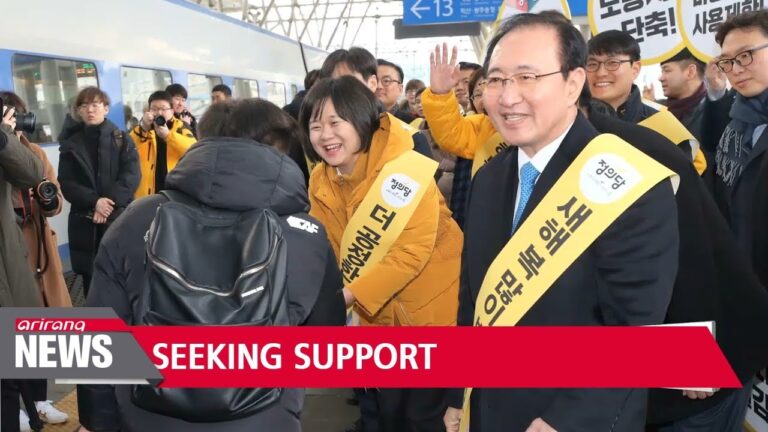 Rival lawmakers greet citizens traveling for Lunar New Year holiday
