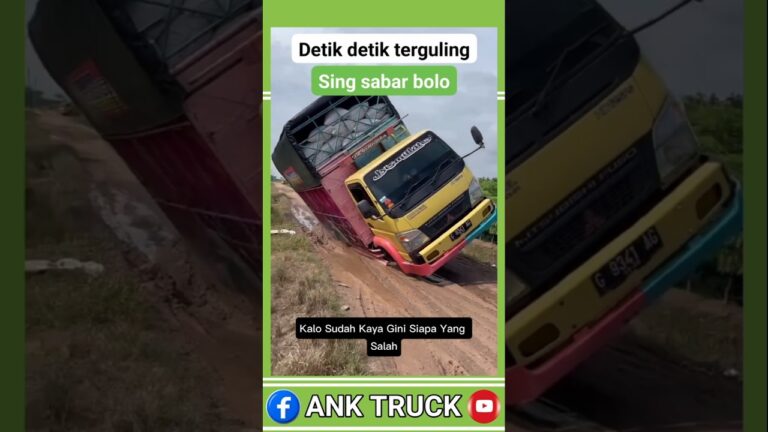 Viral! Detik-Detik Mobil Truk Overload Terbalik Saat Melewati Jalan Rusak Licin Bergelombang #shorts