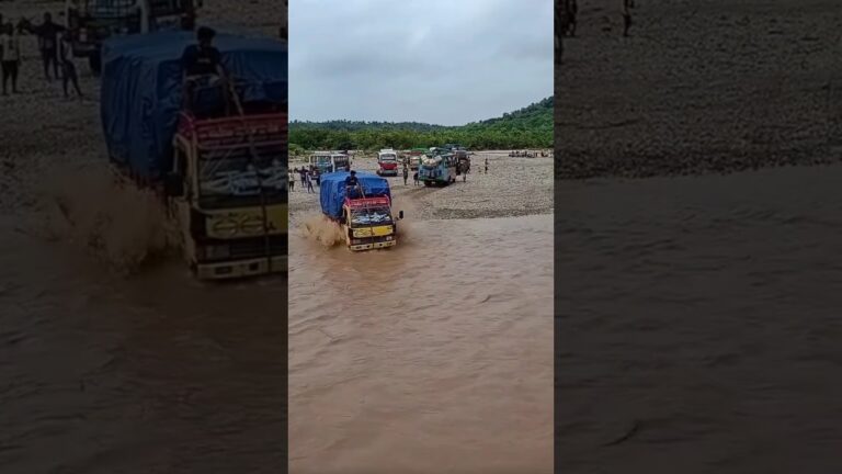 Aksi Truck Oleng Nekat Nyebrang Sungai ‼️🔥🚒 #truck #automobile #amazing #truk #dumptruck #trukoleng